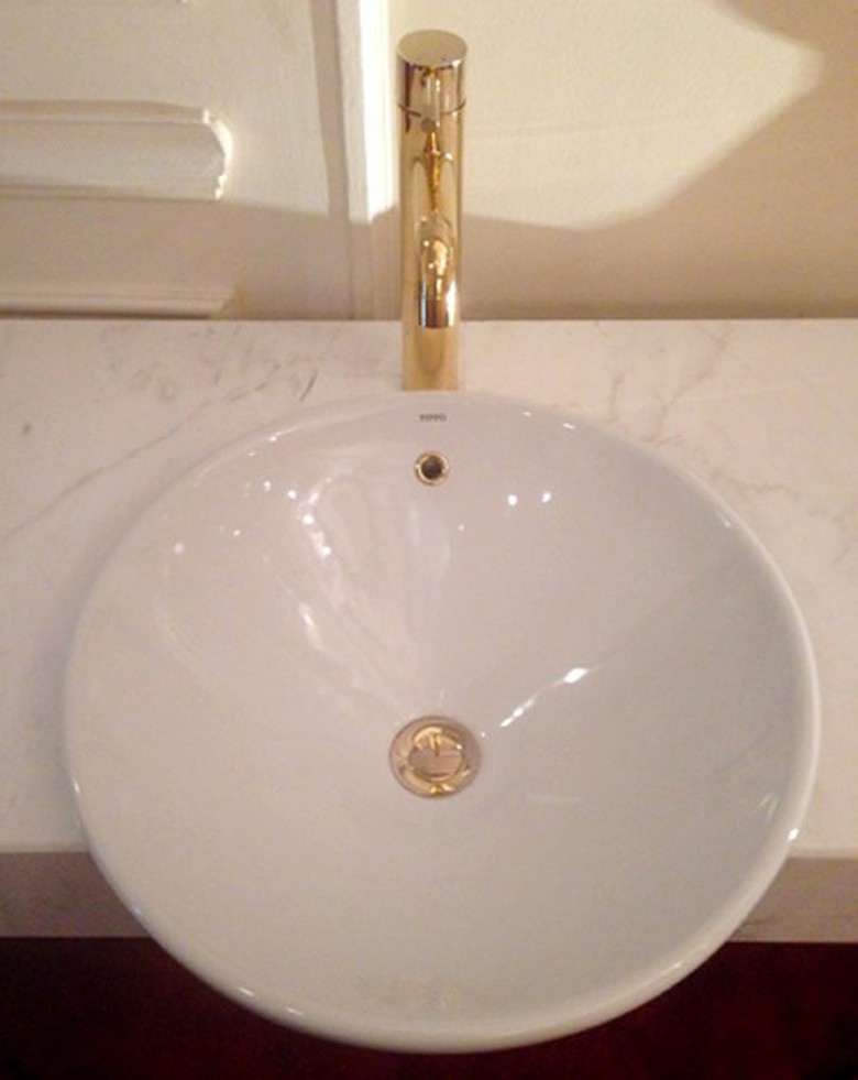 V&ograve;i chậu rửa mặt cũng c&oacute; những chi tiết bằng v&agrave;ng thật 