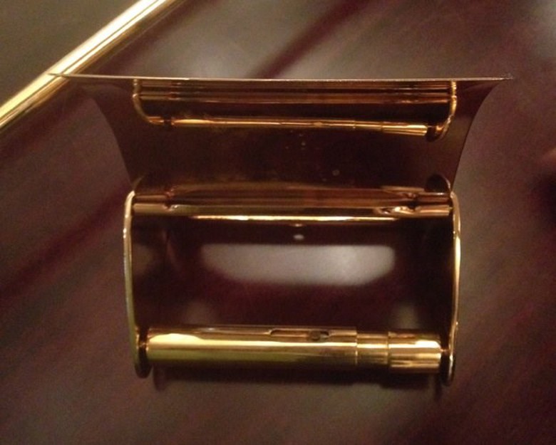 Ngay cả hộp đựng cuộn giấy vệ sinh cũng d&aacute;t v&agrave;ng