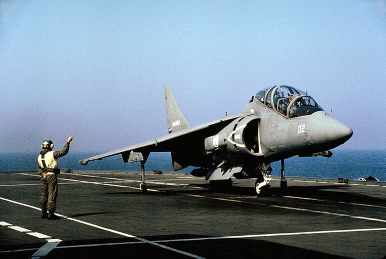 Ti&ecirc;m k&iacute;ch &ndash; n&eacute;m bom tr&ecirc;n hạm AV-8B Harrier II tr&ecirc;n t&agrave;u. 
