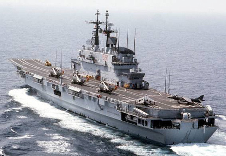 C&oacute; một đạo luật quy định chỉ c&oacute; kh&ocirc;ng qu&acirc;n Italy được sử dung m&aacute;y bay c&oacute; c&aacute;nh cố định, hải qu&acirc;n chỉ được sử dụng trực thăng, khiến cho từ khi đi v&agrave;o hoạt động đến năm 1989, t&agrave;u s&acirc;n bay Giuseppe Garibaldi 551 chỉ mang trực thăng. Sau khi lệnh cấm được dỡ bỏ v&agrave;o năm 1989, t&agrave;u đ&atilde; được trang bị m&aacute;y bay chiến đấu c&aacute;nh cố định Harrier II. 