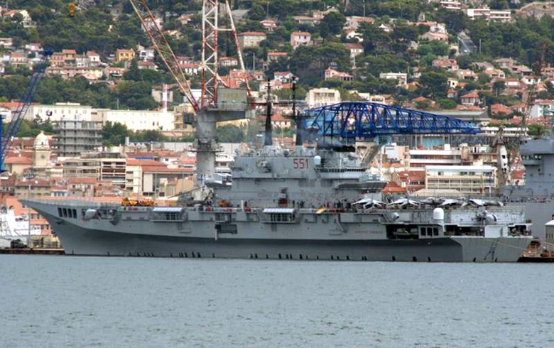 T&agrave;u được ph&acirc;n loại l&agrave; t&agrave;u s&acirc;n bay hạng nhẹ chống t&agrave;u ngầm, với lượng gi&atilde;n nước ti&ecirc;u chuẩn: 10.100 tấn, 13.850 tấn với đầy đủ nhi&ecirc;n liệu. T&agrave;u c&oacute; chiều d&agrave;i: 180,2 m; chiều rộng: 33,4 m; mớn nước: 8,2 m. Lượng d&atilde;n nước 10 ng&agrave;n tấn chỉ hơn ch&uacute;t &iacute;t so với nhiều t&agrave;u khu trục (7-9 ng&agrave;n tấn) 