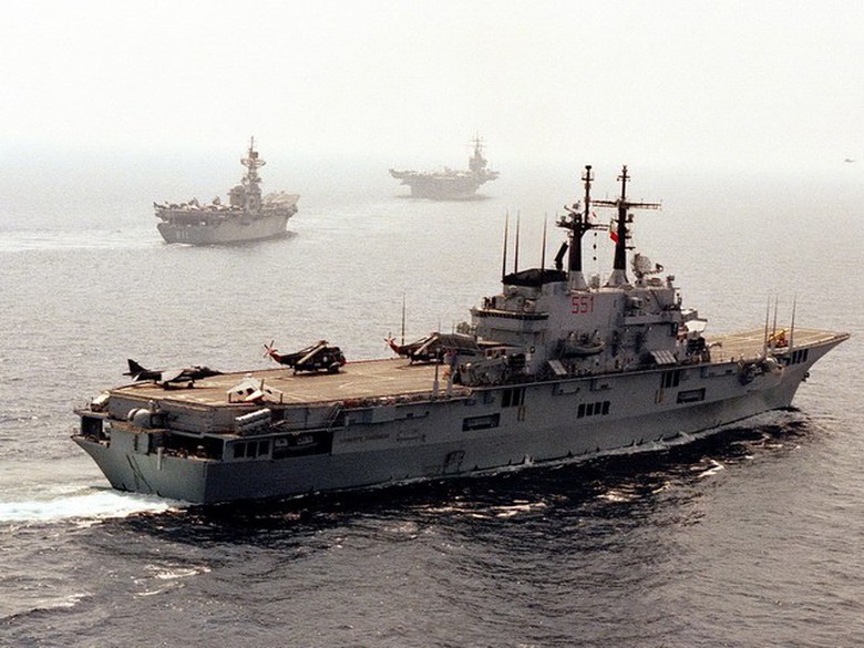 Đường băng tr&ecirc;n boong cho ph&eacute;p 6 trực thăng cất hạ c&aacute;nh c&ugrave;ng l&uacute;c, khu vực cất - hạ c&aacute;nh c&oacute; k&iacute;ch thước kh&aacute; lớn so với c&aacute;c loại m&aacute;y bay mang theo, đ&aacute;p ứng tốt nhu cầu hoạt động của cả loại cường k&iacute;ch cất c&aacute;nh đường băng ngắn v&agrave; hạ c&aacute;nh thẳng đứng như AV-8B Harrier.