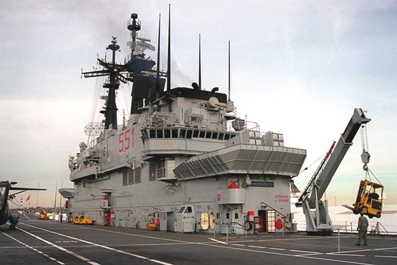 Cảm biến v&agrave; hệ thống xử l&yacute;: radar tầm xa MM / SPS-768 (RAN 3L); radar cảnh b&aacute;o sớm SPS-774 (RAN-10S); radar cảnh b&aacute;o sớm AN / SPS-52C; radar t&igrave;m kiếm bề mặt SPS-702 Cora; Radar dẫn đường SPN-749; Radar tiếp cận SPN-728; radar điều khiển hỏa lực RTN-30; radar kiểm so&aacute;t hỏa lực RTN-10X. Hệ thống sonar lắp trong th&acirc;n DE 1160 LF. Hệ thống chiến tranh điện tử tr&ecirc;n t&agrave;u gồm: hệ thống g&acirc;y nhiễu SLQ-732; ph&oacute;ng mồi Sclar; Hệ thống chống ngư l&ocirc;i SLAT; mồi bẫy ngư l&ocirc;i dạng k&eacute;o theo t&agrave;u SLQ-25 Nixie. 