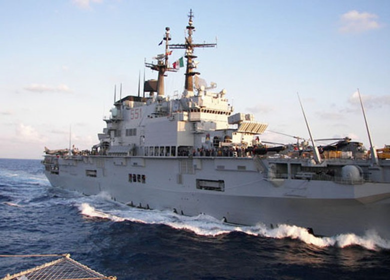 Thiết bị đối ph&oacute; c&ograve;n c&oacute; 2 bộ s&uacute;ng Sclar chuy&ecirc;n bắn đạn kh&oacute;i, đạn mồi bẫy đ&aacute;nh lừa cảm biến hồng ngoại của t&ecirc;n lửa chống hạm, đạn l&agrave;m nhiễu, s&uacute;ng cối chống ngầm SLQ-25 Nixie, v&agrave; hệ thống đối ph&oacute; v&agrave; trả đũa điện tử ECM. 