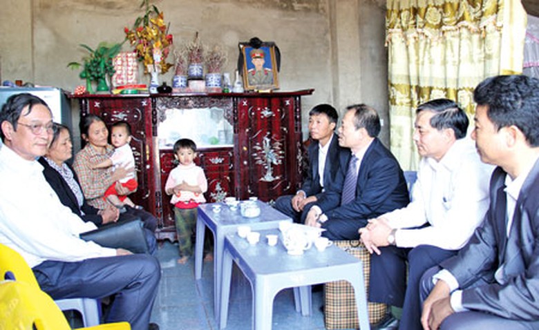 Ban ATGT tỉnh thăm hỏi nạn nh&acirc;n TNGT