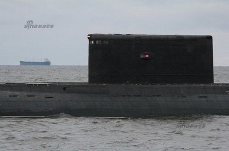 Trong ảnh, c&aacute;c cột anten, k&iacute;nh tiềm vọng tr&ecirc;n đỉnh thượng tầng đ&atilde; &ldquo;rụt&rdquo; lại v&agrave;o b&ecirc;n trong t&agrave;u ngầm.