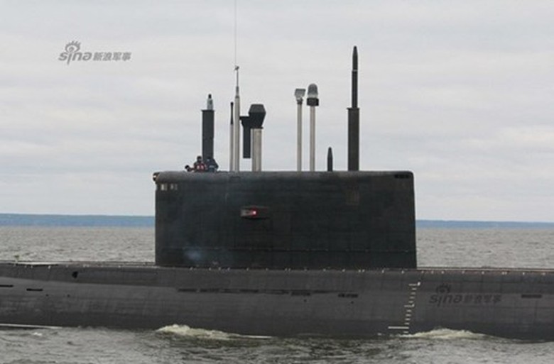 C&aacute;c hệ thống anten, radar, k&iacute;nh tiềm vọng lại được mở ra tr&ecirc;n đỉnh thượng tầng.