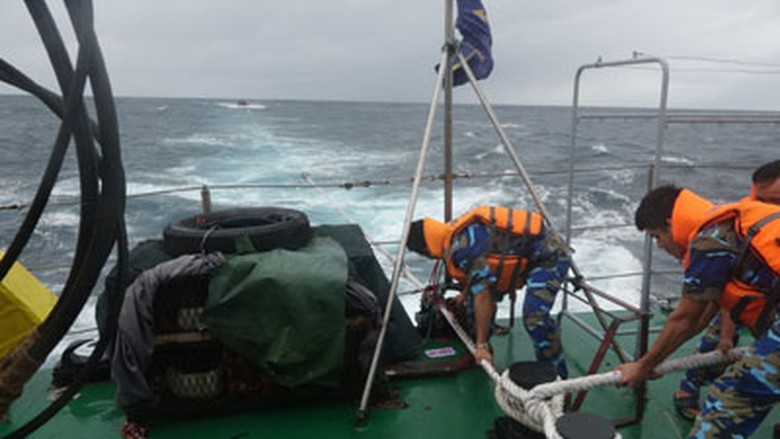 Lực lượng Cảnh s&aacute;t biển triển khai cứu hộ t&agrave;u c&aacute; bị nạn.