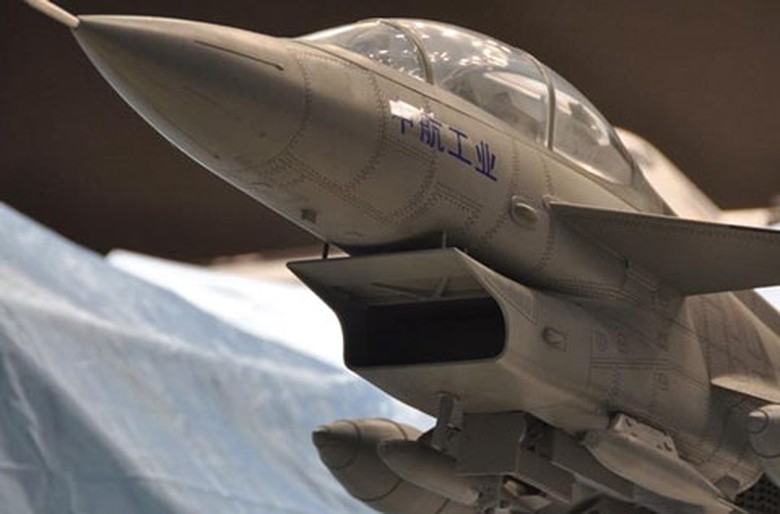 Với những mẫu ti&ecirc;m k&iacute;ch 2 chỗ ngồi, th&ocirc;ng thường phi c&ocirc;ng ngồi trước v&agrave; sĩ quan điều khiển vũ kh&iacute; ngồi sau. Việc thiết kế 2 chỗ gi&uacute;p san sẻ phần việc cho phi c&ocirc;ng, trong khi một người tập trung tối đa v&agrave;o l&aacute;i m&aacute;y bay th&igrave; người c&ograve;n lại sẽ tập trung nhiệm vụ chiến đấu.