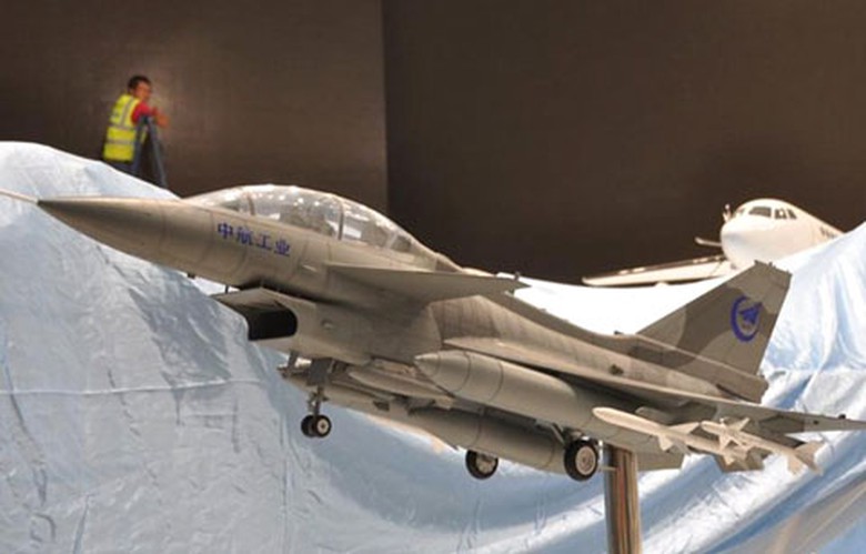 M&ocirc; h&igrave;nh ti&ecirc;m k&iacute;ch J-10 2 chỗ ngồi được gắn th&ecirc;m hệ thống vũ kh&iacute;.