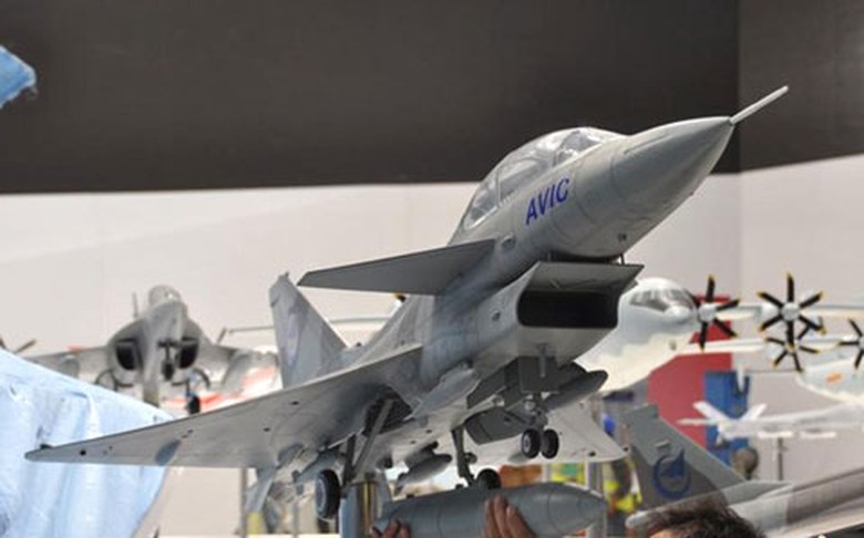 Nh&acirc;n vi&ecirc;n Tập đo&agrave;n C&ocirc;ng nghiệp H&agrave;ng kh&ocirc;ng Trung Quốc (AVIC) lắp r&aacute;p m&ocirc; h&igrave;nh J-10 2 chỗ ngồi. Trong ảnh th&igrave; người n&agrave;y đang lắp cho m&ocirc; h&igrave;nh th&ugrave;ng nhi&ecirc;n liệu phụ.