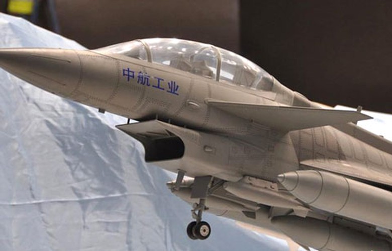 C&aacute;nh v&agrave; bụng chiếc J-10 2 chỗ ngồi mang tổng cộng 3 th&ugrave;ng nhi&ecirc;n liệu phụ.