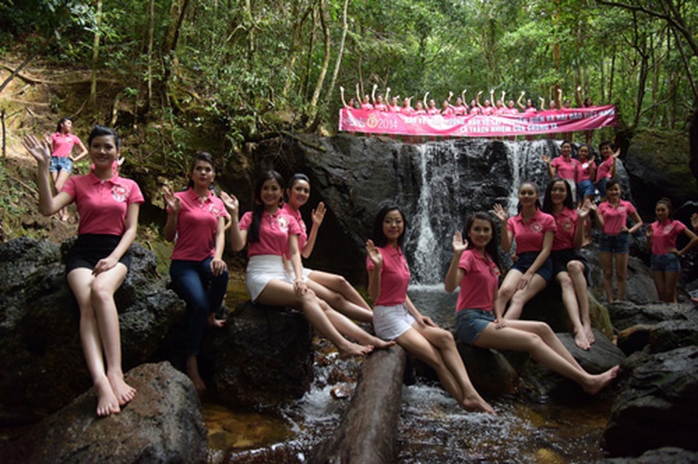 Khung cảnh thi&ecirc;n nhi&ecirc;n hoang d&atilde;, kỳ b&iacute; của nơi đ&acirc;y thực sự khiến 38 c&ocirc; g&aacute;i th&iacute;ch th&uacute; v&agrave; hứng khởi sau những ng&agrave;y hoạt động v&agrave; tập luyện căng thẳng.