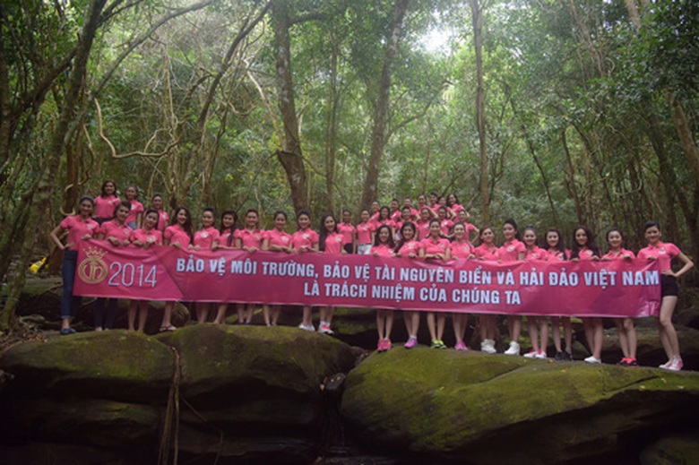 Tại đ&acirc;y, c&aacute;c c&ocirc; g&aacute;i cũng đ&atilde; thực hiện những đoạn clip đồng h&agrave;nh &yacute; nghĩa với nội dung tuy&ecirc;n truyền bảo vệ m&ocirc;i trường, t&agrave;i nguy&ecirc;n biển v&agrave; hải đảo của Tổ quốc. Đ&acirc;y l&agrave; những hoạt động v&ocirc; c&ugrave;ng &yacute; nghĩa, với tinh thần hướng về biển đảo của cuộc thi Hoa hậu Việt Nam 2014.