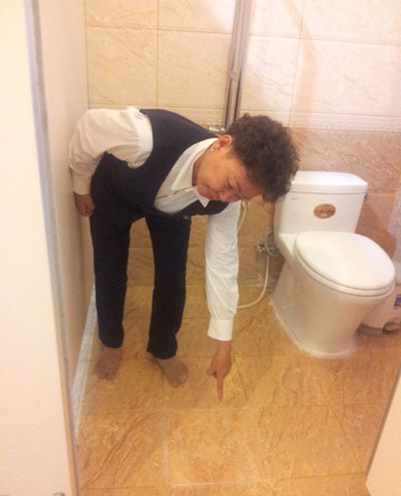 Chị Yến chỉ vị tr&iacute; nh&agrave; VSCC đ&atilde; được đ&agrave;o l&ecirc;n để sửa chữa nhưng đến nay vẫn hỏng