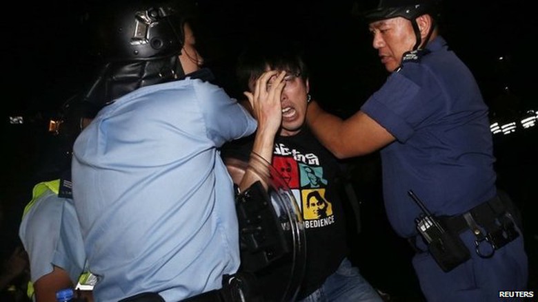 Khoảng 40 người biểu t&igrave;nh bị bắt giữ