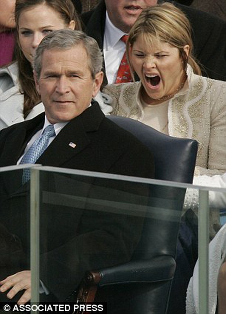 Con g&aacute;i cựu Tổng Thống George Bush ng&aacute;p trong khi tham dự sự kiện với cha 