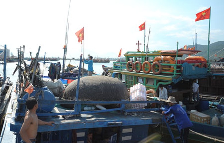 Ngư d&acirc;n miền Trung hồ hởi vươn khơi trước &ldquo;l&agrave;n s&oacute;ng&rdquo; giảm gi&aacute; xăng dầu