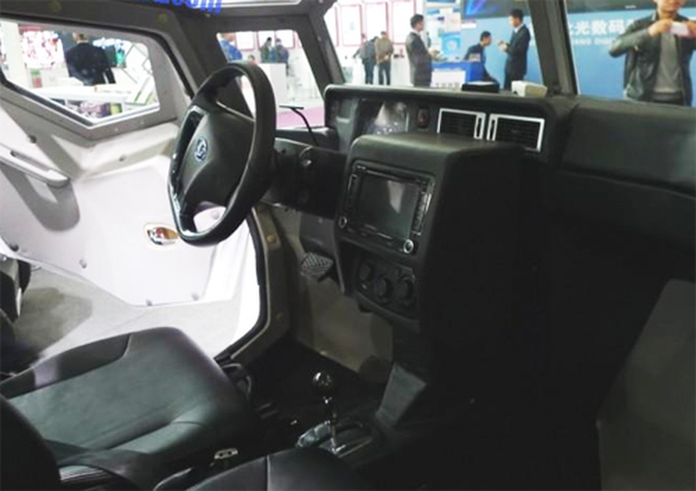 Nội thất đơn giản v&agrave; to&agrave;n m&agrave;u đen.