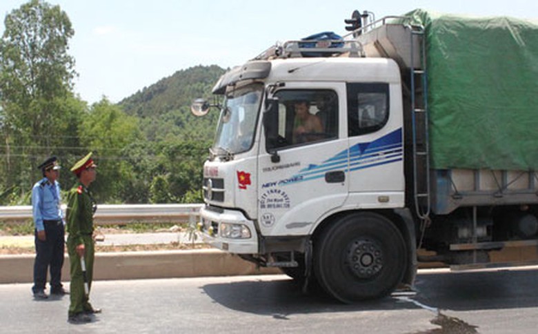 Lực lượng li&ecirc;n ng&agrave;nh kiểm tra tải trọng xe