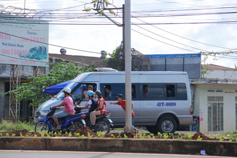 C&ograve; ngang nhi&ecirc;n ch&egrave;o k&eacute;o kh&aacute;ch ngang nhi&ecirc;n