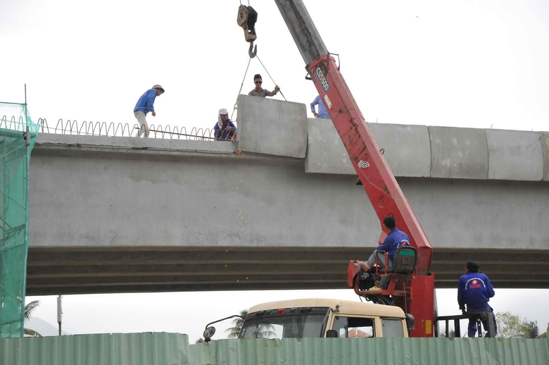 Thi c&ocirc;ng cầu vượt