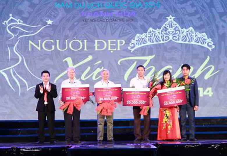 Ban tổ chức cuộc thi trao qu&agrave; cho quỹ