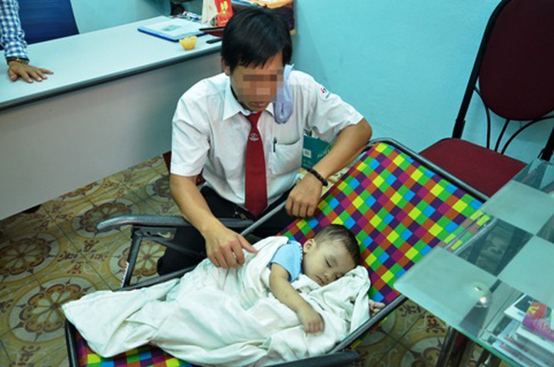 B&eacute; trai bị bỏ rơi khoảng hơn 2 tuổi (Ảnh: Vietnamnet)