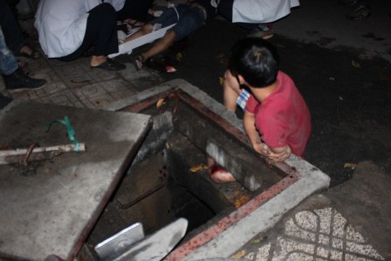 Ch&acirc;n Đạt bị mắc kẹt ở miệng cống kh&ocirc;ng k&eacute;o ra được