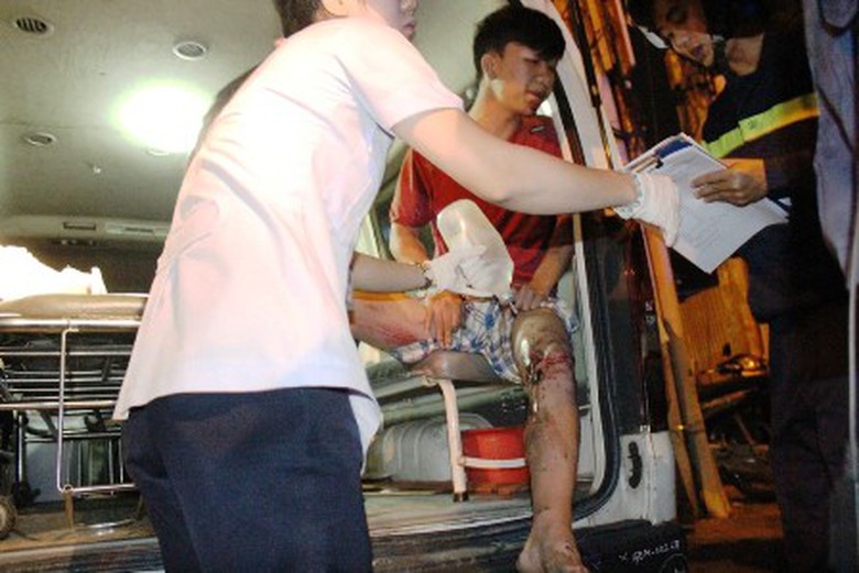 Phải nhờ đến Cảnh s&aacute;t PCCC d&ugrave;ng bơm thủy lực n&acirc;ng nắp cống mới k&eacute;o được Đạt ra