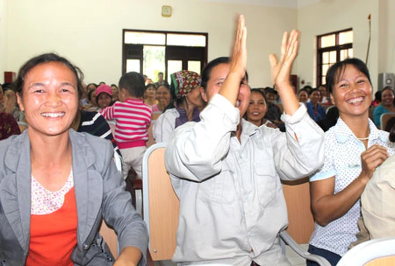 Người d&acirc;n x&atilde; Nguy&ecirc;n Kh&ecirc;, huyện Đ&ocirc;ng Anh, H&agrave; Nội vui sướng vỡ &ograve;a khi Bộ trưởng Thăng giữ đ&uacute;ng lời hứa bổ sung th&ecirc;m hầm chui d&acirc;n sinh Ảnh: Đ&igrave;nh Quang