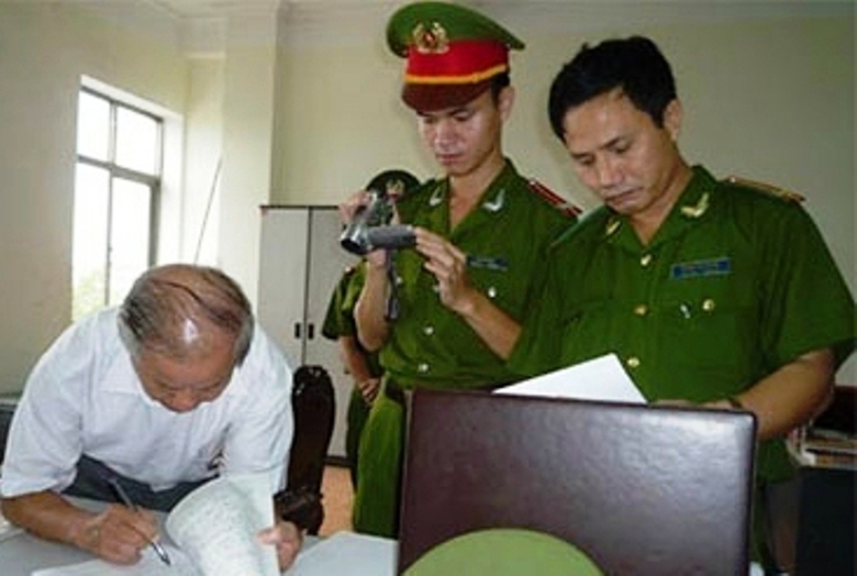Cơ quan điều tra l&agrave;m thủ tục bắt tạm giam &ocirc;ng Nguyễn Thăng Long