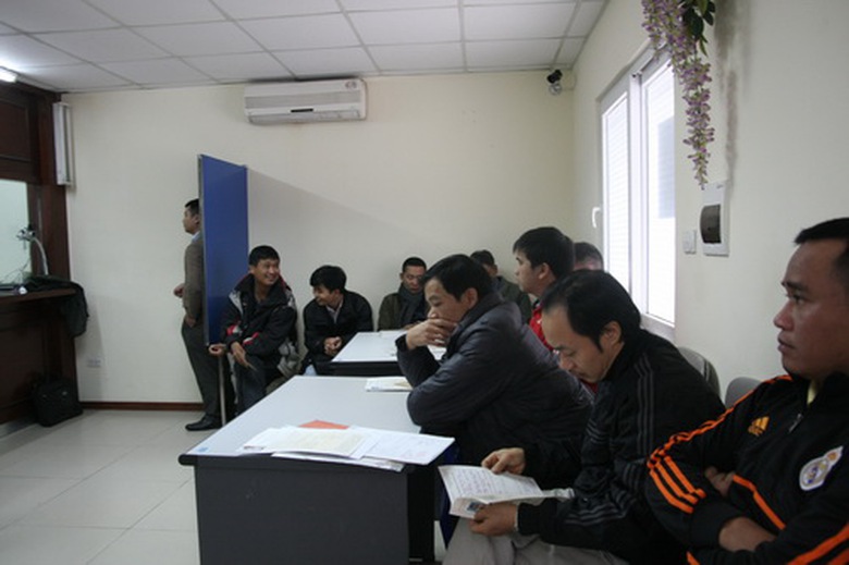 Trong khi những người đến đồi GPLX theo c&aacute;ch cũ vẫn ngồi đợi