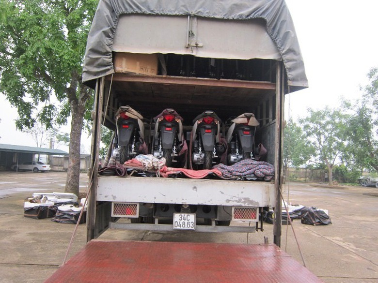 Xe mang BKS 34C-048.63 chở đầy xe m&aacute;y