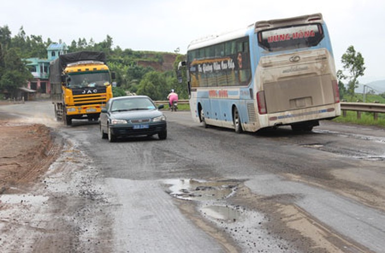 H&agrave;ng loạt vị tr&iacute; ổ g&agrave;, hằn l&uacute;n c&ograve;n xuất hiện ở dự &aacute;n QL1 qua Ph&uacute; Y&ecirc;n (ảnh chụp ng&agrave;y 20/11)