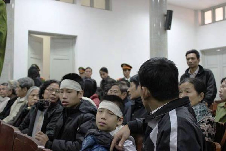 Người nh&agrave; nạn nh&acirc;n Huyền tham dự phi&ecirc;n t&ograve;a