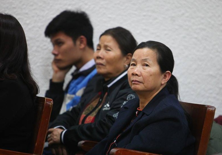 B&agrave; Nguyễn Thị Yến - mẹ bị c&aacute;o Đ&agrave;o Quang Kh&aacute;nh trầm ng&acirc;m trong suốt phen x&eacute;t xử.