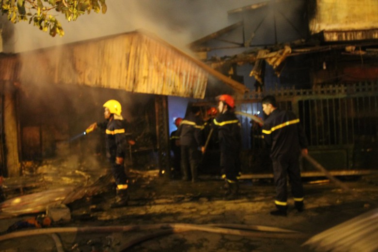 Hiện trường đ&aacute;m ch&aacute;y g&acirc;y thiệt hại nặng nề về t&agrave;i sản v&agrave; khiến nhiều người hoảng hốt