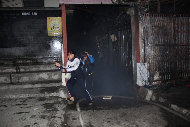 D&ograve;ng người nối đu&ocirc;i nhau chạy tho&aacute;t th&acirc;n