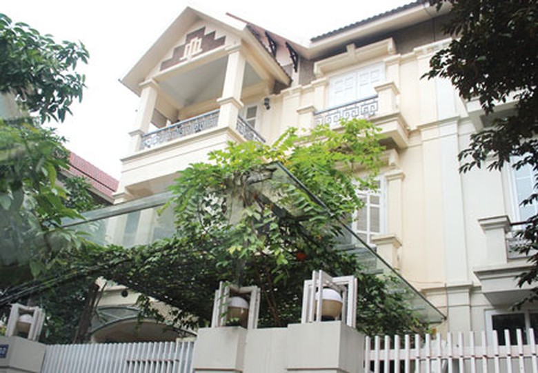 Căn biệt thự sang trọng được cho l&agrave; nơi &ocirc;ng Ho&agrave;ng Văn Nghi&ecirc;n đang sinh sống Ảnh: Ho&agrave;i Thu