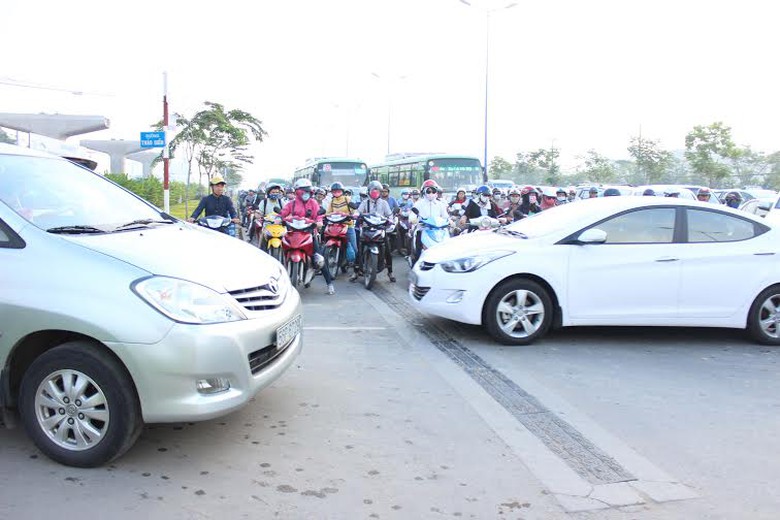 T&igrave;nh trạng kẹt xe xảy ra v&agrave;o mỗi s&aacute;ng v&agrave; k&eacute;o d&agrave;i h&agrave;ng giờ đồng hồ.