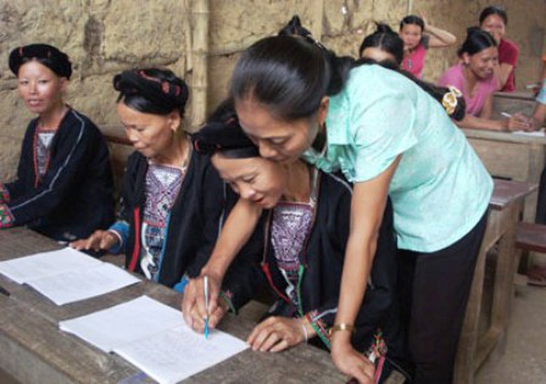 Người học x&oacute;a m&ugrave; chữ v&agrave; học gi&aacute;o dục tiếp tục sau khi biết chữ được cấp tập vở, học cụ v&agrave; s&aacute;ch gi&aacute;o khoa trọn bộ