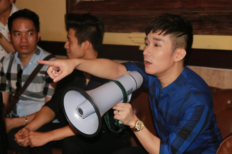 Quang H&agrave; chỉ đạo MV