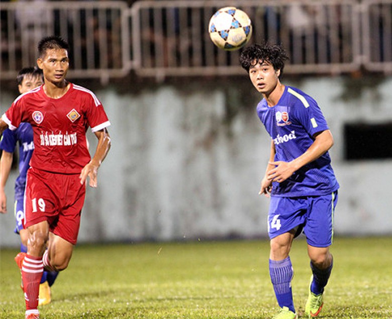 C&ocirc;ng Phượng trong m&agrave;u &aacute;o HAGL. (Ảnh VTC)