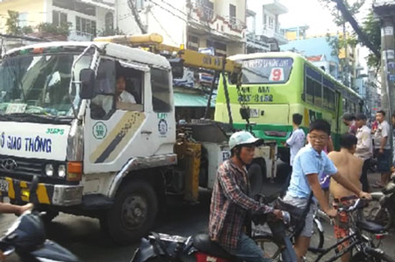 Chiếc xe bu&yacute;t g&acirc;y tai nạn được k&eacute;o về trụ sở c&ocirc;ng an