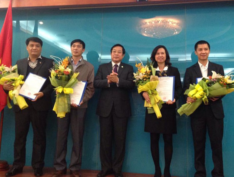 Bộ trưởng Bộ TT&TT Nguyễn Bắc Son trao quyết định điều động v&agrave; bổ nhiệm cho 4 đồng ch&iacute; Ph&oacute; gi&aacute;m đốc Đ&agrave;i VTC