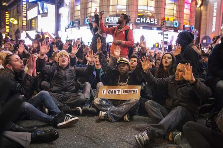 Biểu t&igrave;nh ngồi tại Quảng trường Thời đại đ&ecirc;m ng&agrave;y 3/12