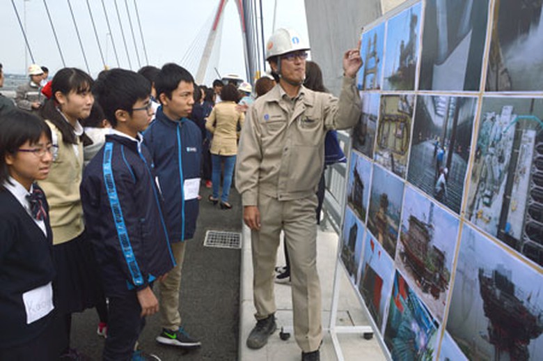 Kỹ sư Nhật Bản giới thiệu c&ocirc;ng tr&igrave;nh cầu Nhật T&acirc;n Ảnh: Xu&acirc;n Đo&agrave;n