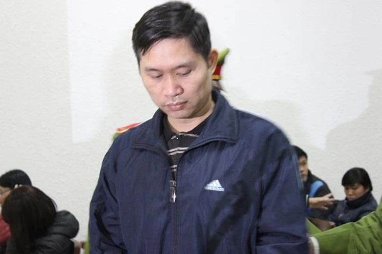 Nguyễn Mạnh Tường lu&ocirc;n c&uacute;i mặt trước t&ograve;a.