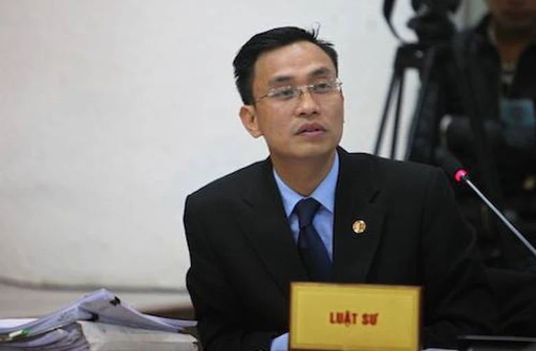 Luật sư Vũ Gia Trưởng tiếp tục chất vấn c&aacute;c bị c&aacute;o v&agrave; nh&acirc;n chứng
